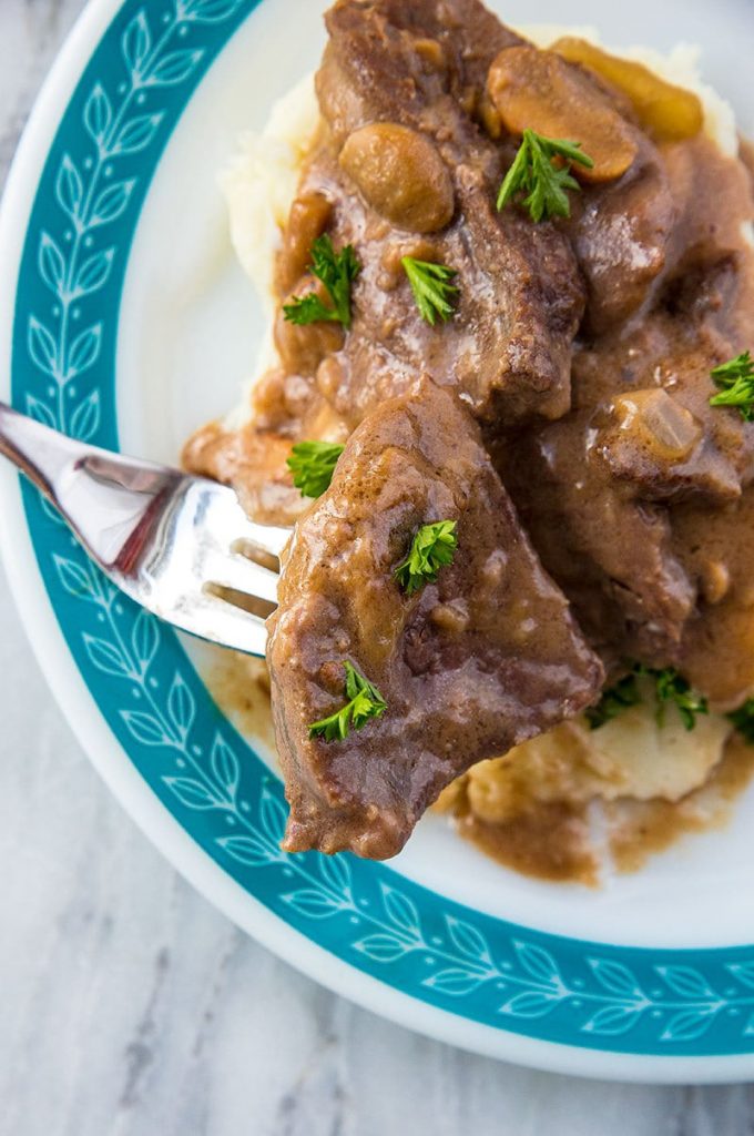 https://fastandslowcooking.com/wp-content/uploads/2018/02/InstantPotCubeSteakWithOnionMushroomGravy-1-680x1024.jpg