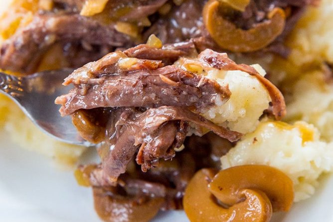 Slow Cooker Mushroom Round Steaks and Gravy ⋆ Real Housemoms